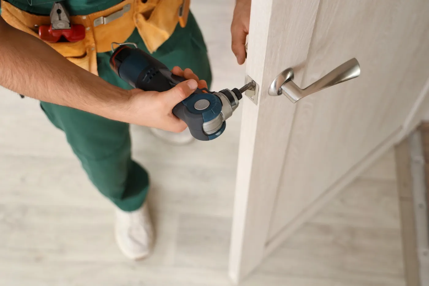 Installation d'une serrure sur une porte d'appartement haussmannien près de la place de la Madeleine (75008)